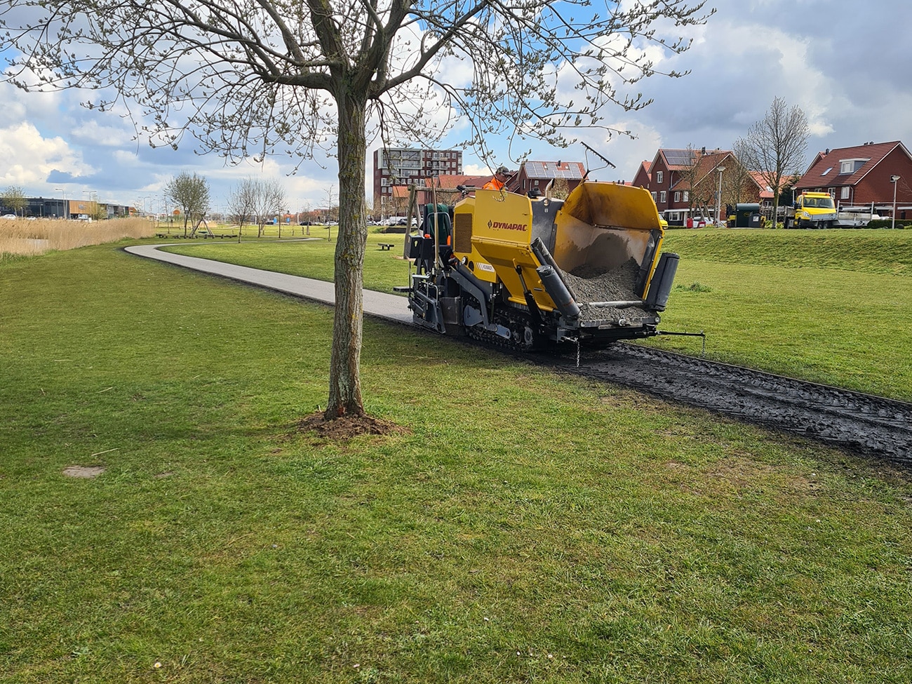 Waterdoorlatende oplossing voor paden op en rondom sportterreinen