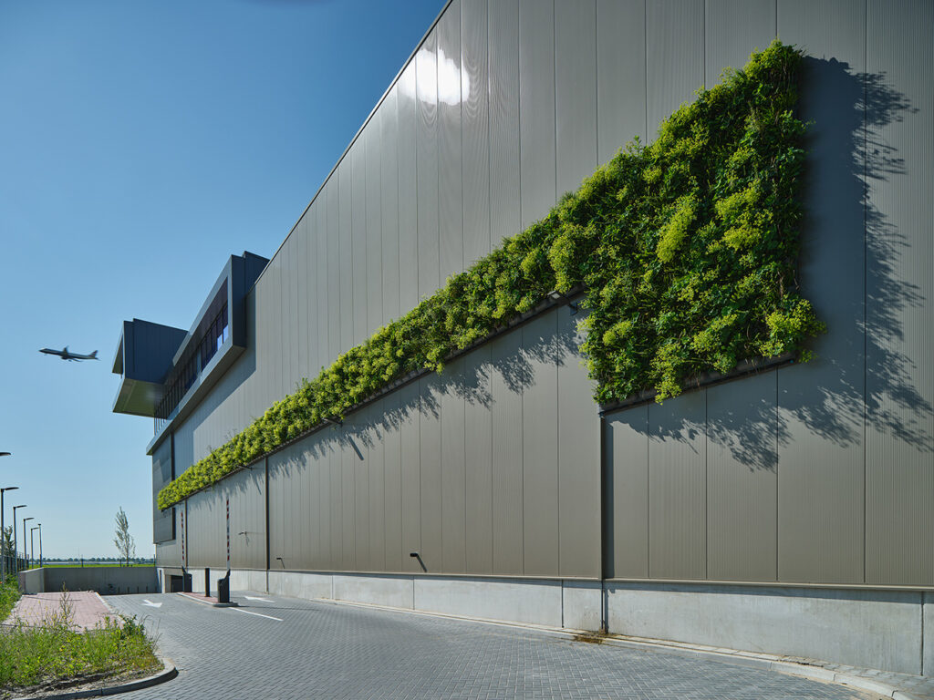 Meer dan 1386 m2 verticaal groen op Schiphol Trade Park